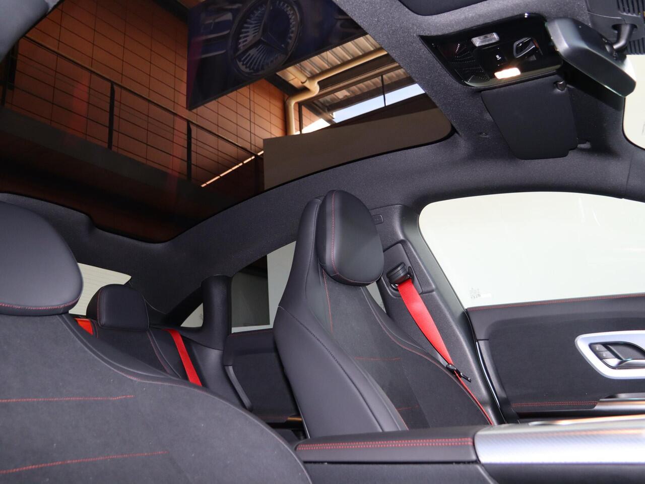 Mercedes-Benz CLA-KLASSE 200 AMG Line Business Solution AMG | Night | Matrix Led | Panoramadak | AMG-line Plus | Premium Plus |