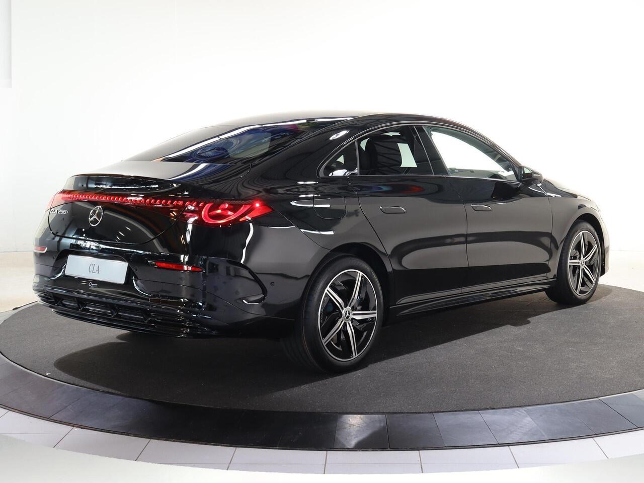 Mercedes-Benz CLA-KLASSE 250+ Launch Edition 85 kWh | Night | Panoramadak | Stoelverwarming | DISTRONIC | Achteruitrijcamera | Dodehoekassistent | Trekhaak |