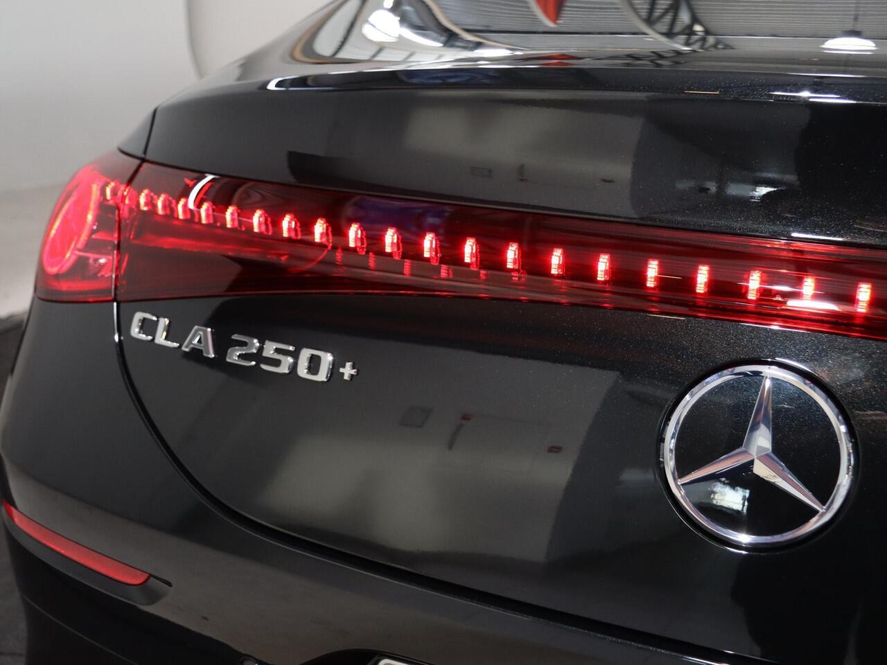 Mercedes-Benz CLA-KLASSE 250+ Launch Edition 85 kWh | Night | Panoramadak | Stoelverwarming | DISTRONIC | Achteruitrijcamera | Dodehoekassistent | Trekhaak |