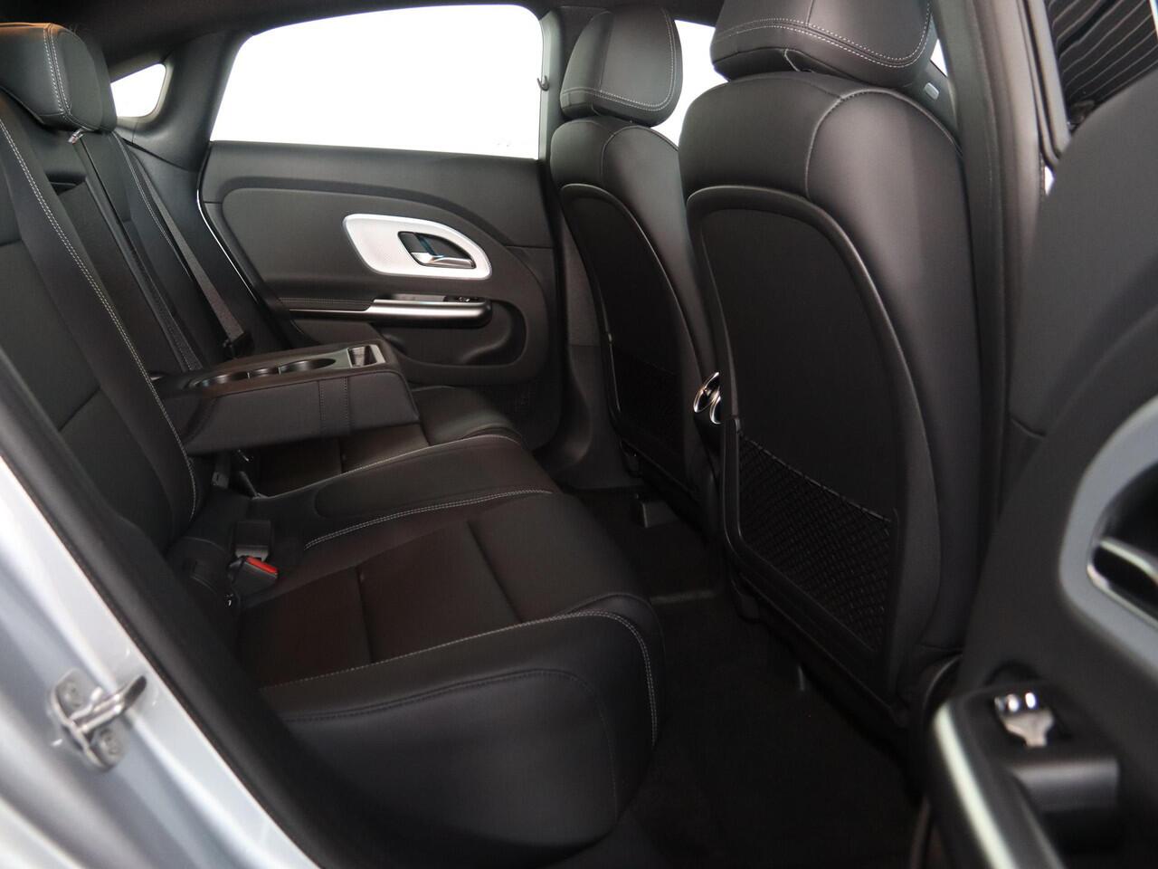 Mercedes-Benz CLA-KLASSE 180 Business Solution Luxury | Dodehoekassistent | Panoramadak | Stoelverwarming | LED koplampen | Adaptieve cruisecontrol | Achteruitrijcamera |