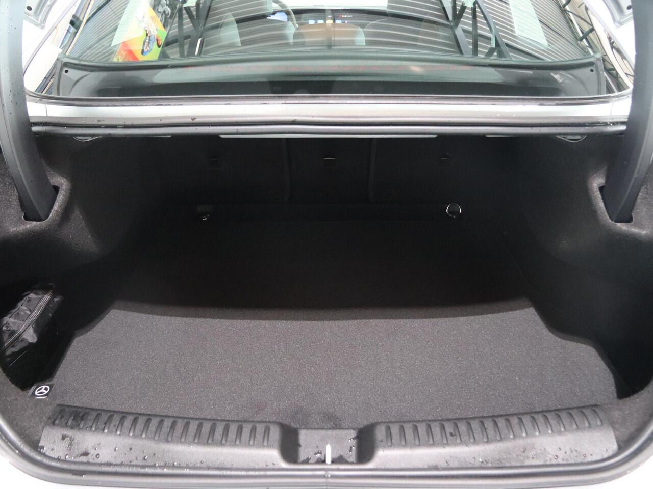Mercedes-Benz CLA-KLASSE 180 Business Solution Luxury | Dodehoekassistent | Panoramadak | Stoelverwarming | LED koplampen | Adaptieve cruisecontrol | Achteruitrijcamera |