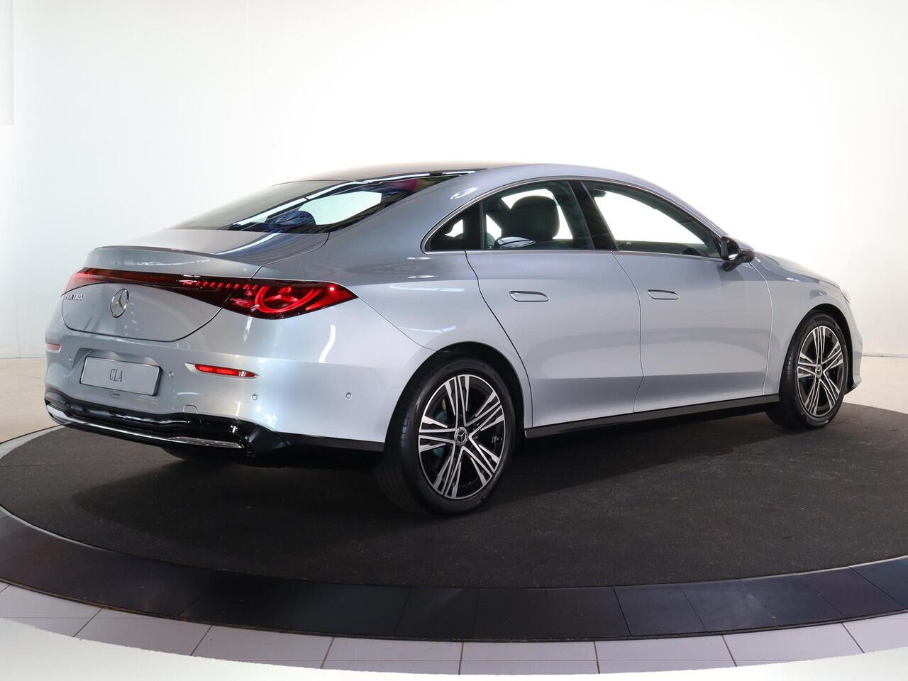 Mercedes-Benz CLA-KLASSE 180 Business Solution Luxury | Dodehoekassistent | Panoramadak | Stoelverwarming | LED koplampen | Adaptieve cruisecontrol | Achteruitrijcamera |