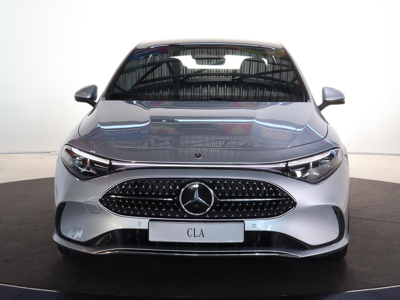 Mercedes-Benz CLA-KLASSE 180 Business Solution Luxury | Dodehoekassistent | Panoramadak | Stoelverwarming | LED koplampen | Adaptieve cruisecontrol | Achteruitrijcamera |