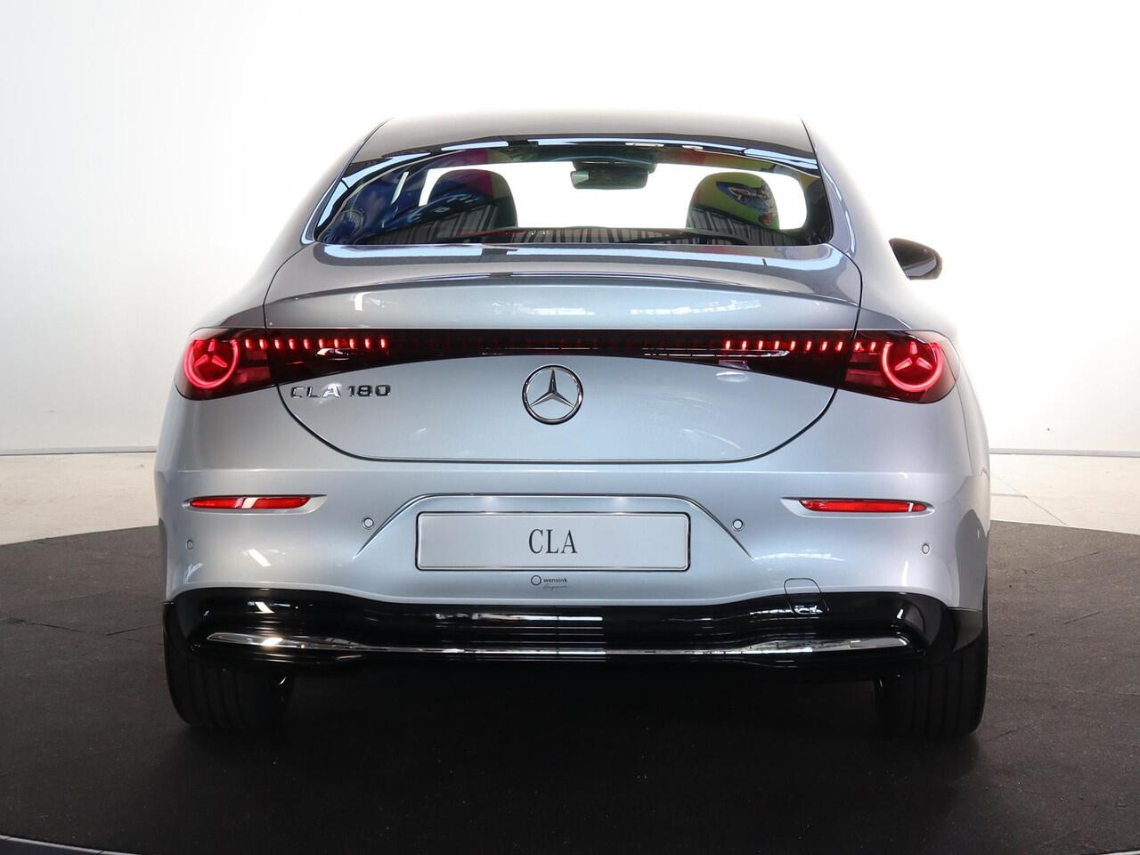 Mercedes-Benz CLA-KLASSE 180 Business Solution Luxury | Dodehoekassistent | Panoramadak | Stoelverwarming | LED koplampen | Adaptieve cruisecontrol | Achteruitrijcamera |