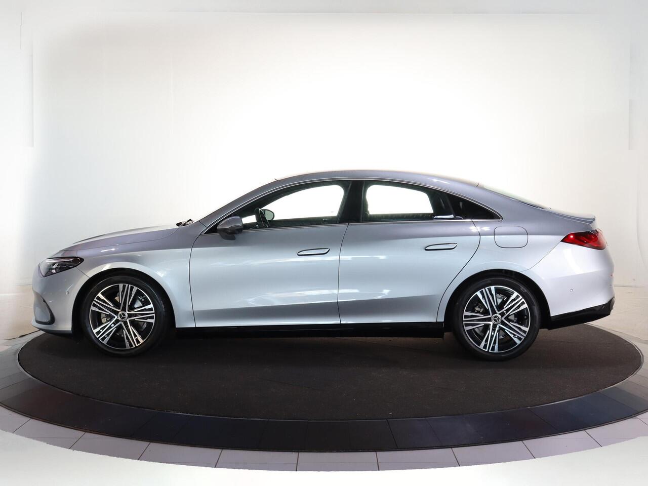 Mercedes-Benz CLA-KLASSE 180 Business Solution Luxury | Dodehoekassistent | Panoramadak | Stoelverwarming | LED koplampen | Adaptieve cruisecontrol | Achteruitrijcamera |