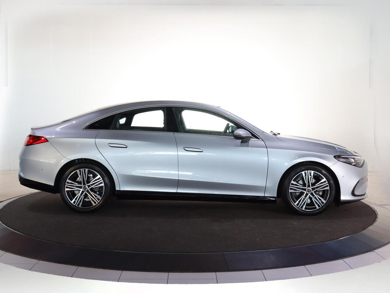 Mercedes-Benz CLA-KLASSE 180 Business Solution Luxury | Dodehoekassistent | Panoramadak | Stoelverwarming | LED koplampen | Adaptieve cruisecontrol | Achteruitrijcamera |