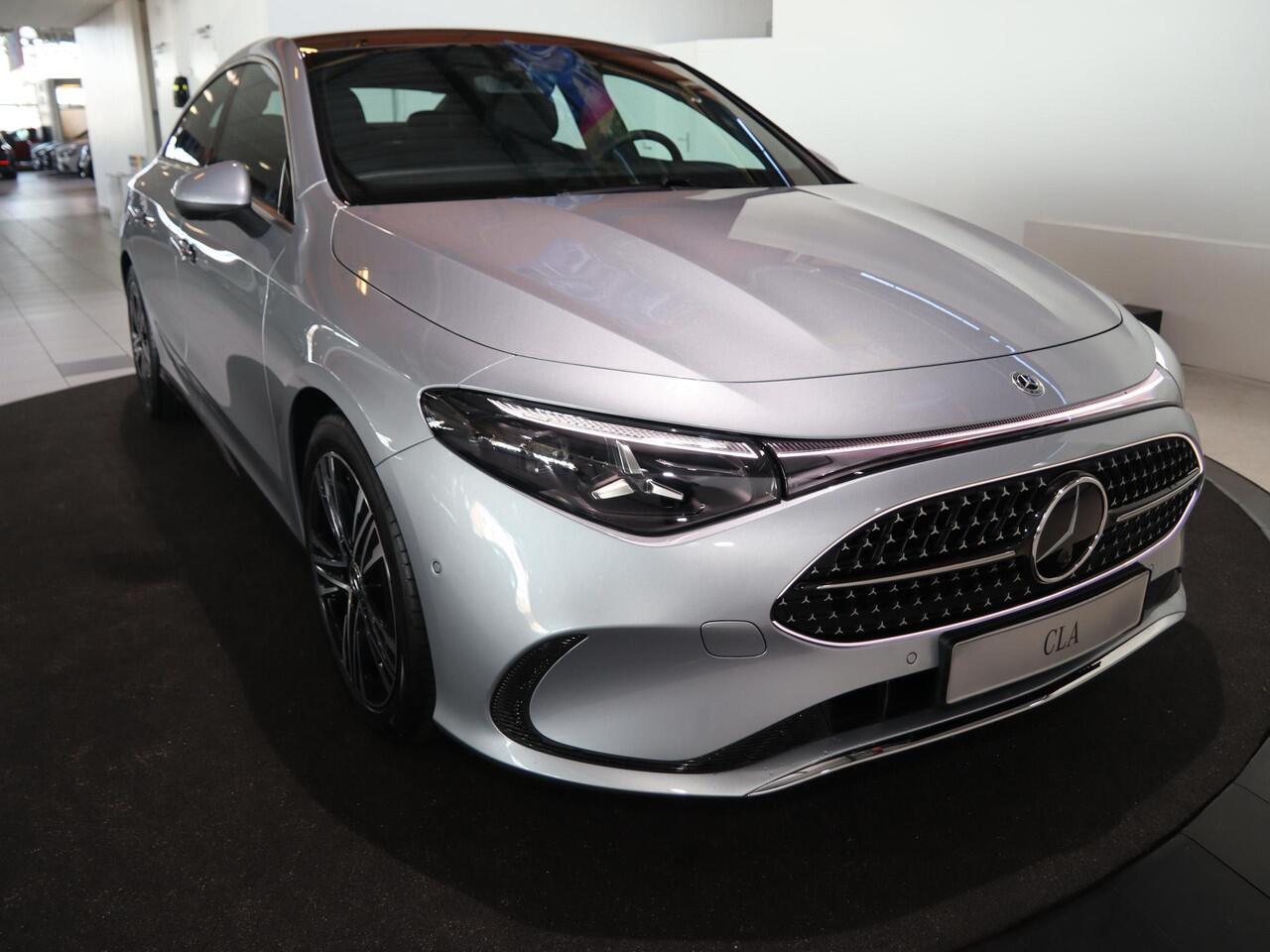 Mercedes-Benz CLA-KLASSE 180 Business Solution Luxury | Dodehoekassistent | Panoramadak | Stoelverwarming | LED koplampen | Adaptieve cruisecontrol | Achteruitrijcamera |
