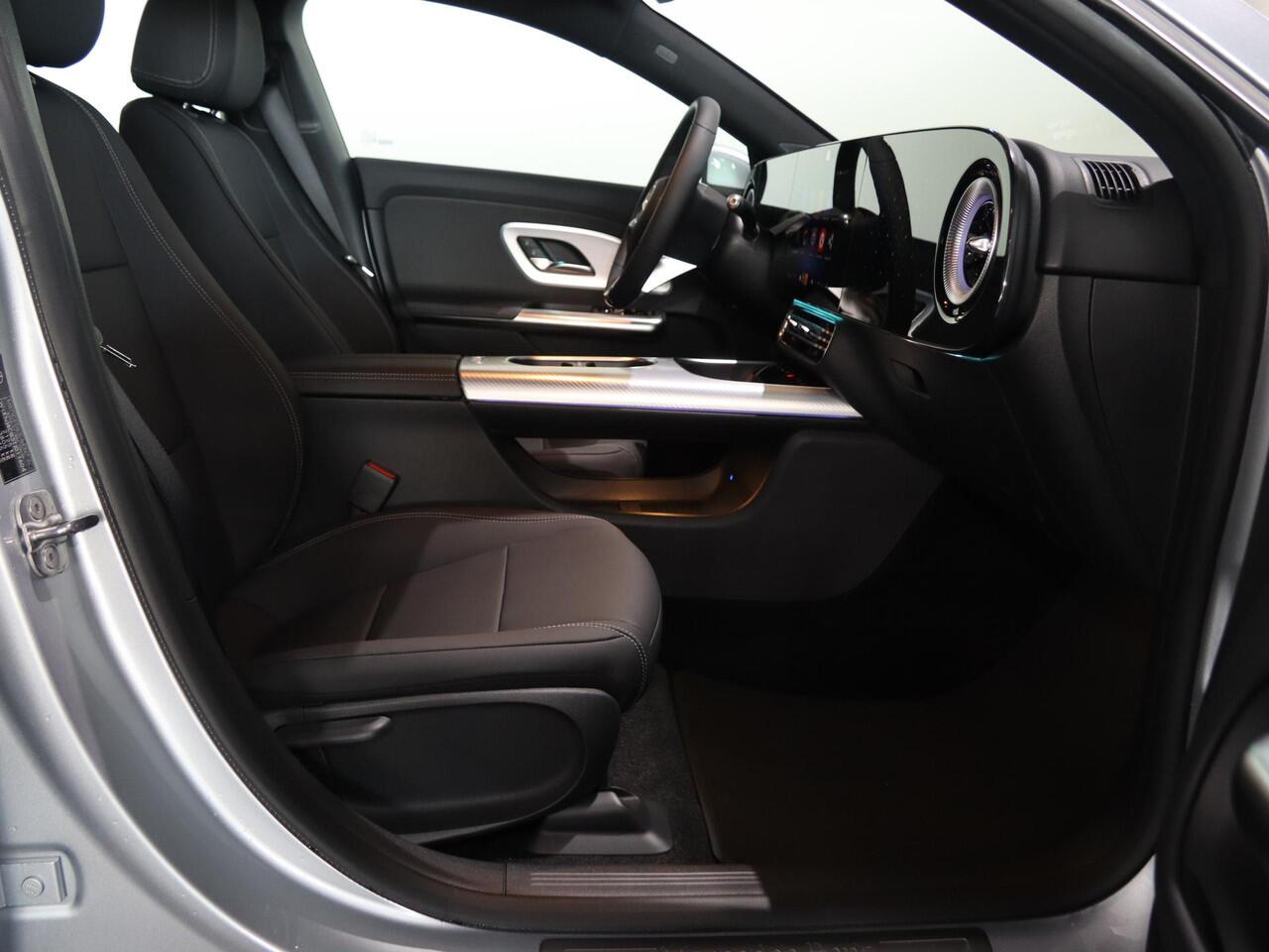 Mercedes-Benz CLA-KLASSE 180 Business Solution Luxury | Dodehoekassistent | Panoramadak | Stoelverwarming | LED koplampen | Adaptieve cruisecontrol | Achteruitrijcamera |