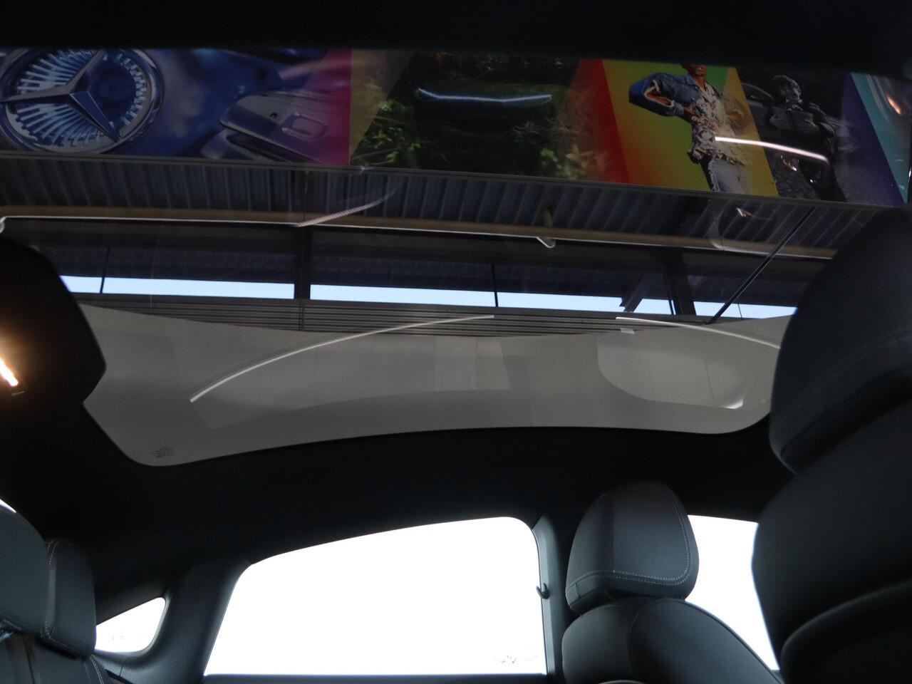 Mercedes-Benz CLA-KLASSE 180 Business Solution Luxury | Dodehoekassistent | Panoramadak | Stoelverwarming | LED koplampen | Adaptieve cruisecontrol | Achteruitrijcamera |