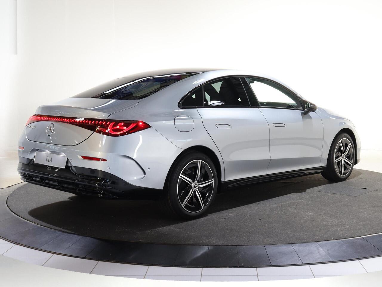 Mercedes-Benz CLA-KLASSE 250+ Launch Edition 85 kWh | Night | Panoramadak | Stoelverwarming | DISTRONIC | Achteruitrijcamera | Dodehoekassistent | Trekhaak |