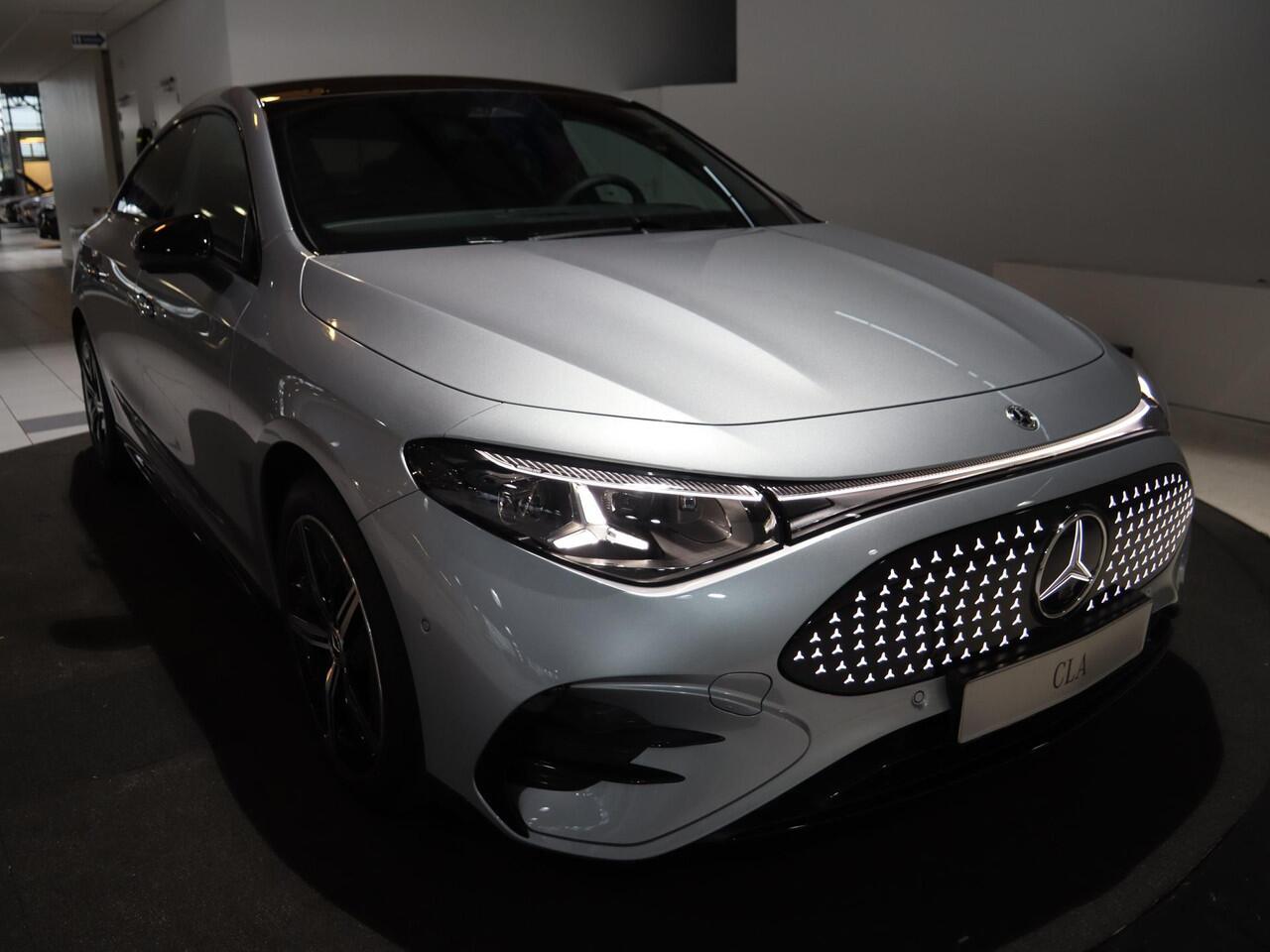 Mercedes-Benz CLA-KLASSE 250+ Launch Edition 85 kWh | Night | Panoramadak | Stoelverwarming | DISTRONIC | Achteruitrijcamera | Dodehoekassistent | Trekhaak |
