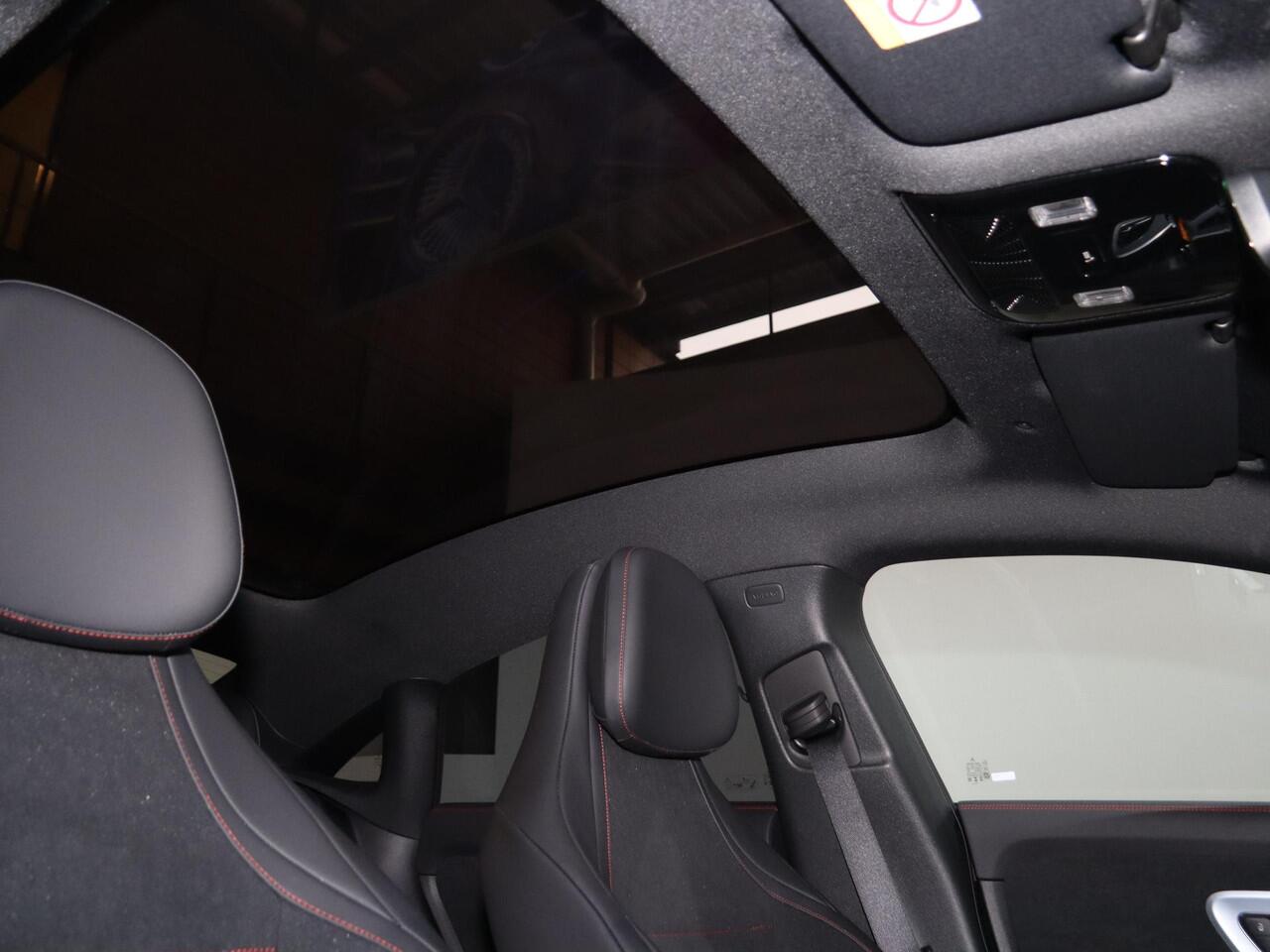 Mercedes-Benz CLA-KLASSE 250+ Launch Edition 85 kWh | Night | Panoramadak | Stoelverwarming | DISTRONIC | Achteruitrijcamera | Dodehoekassistent |