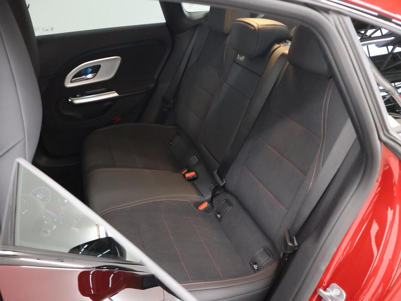Mercedes-Benz CLA-KLASSE 200 Business Solution AMG 58 kWh | Premium Pakket | Night | Superscreen | Memory Pakket | Panoramadak |
