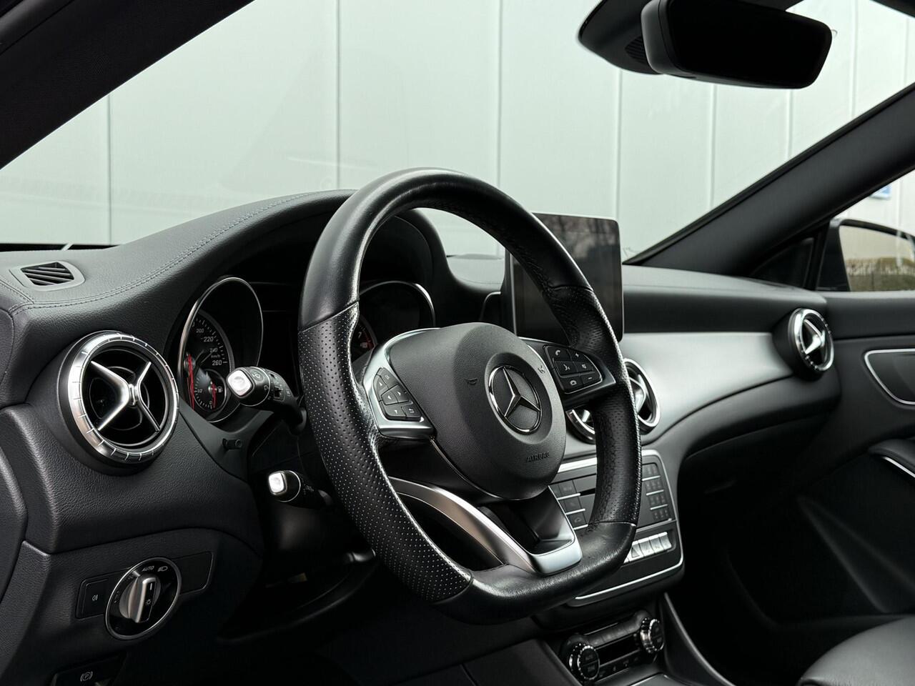 Mercedes-Benz Cla Shooting Brake 180 Ambition AMG Night Automaat Volleder LED Koplampen Camera Navi 18 Inch