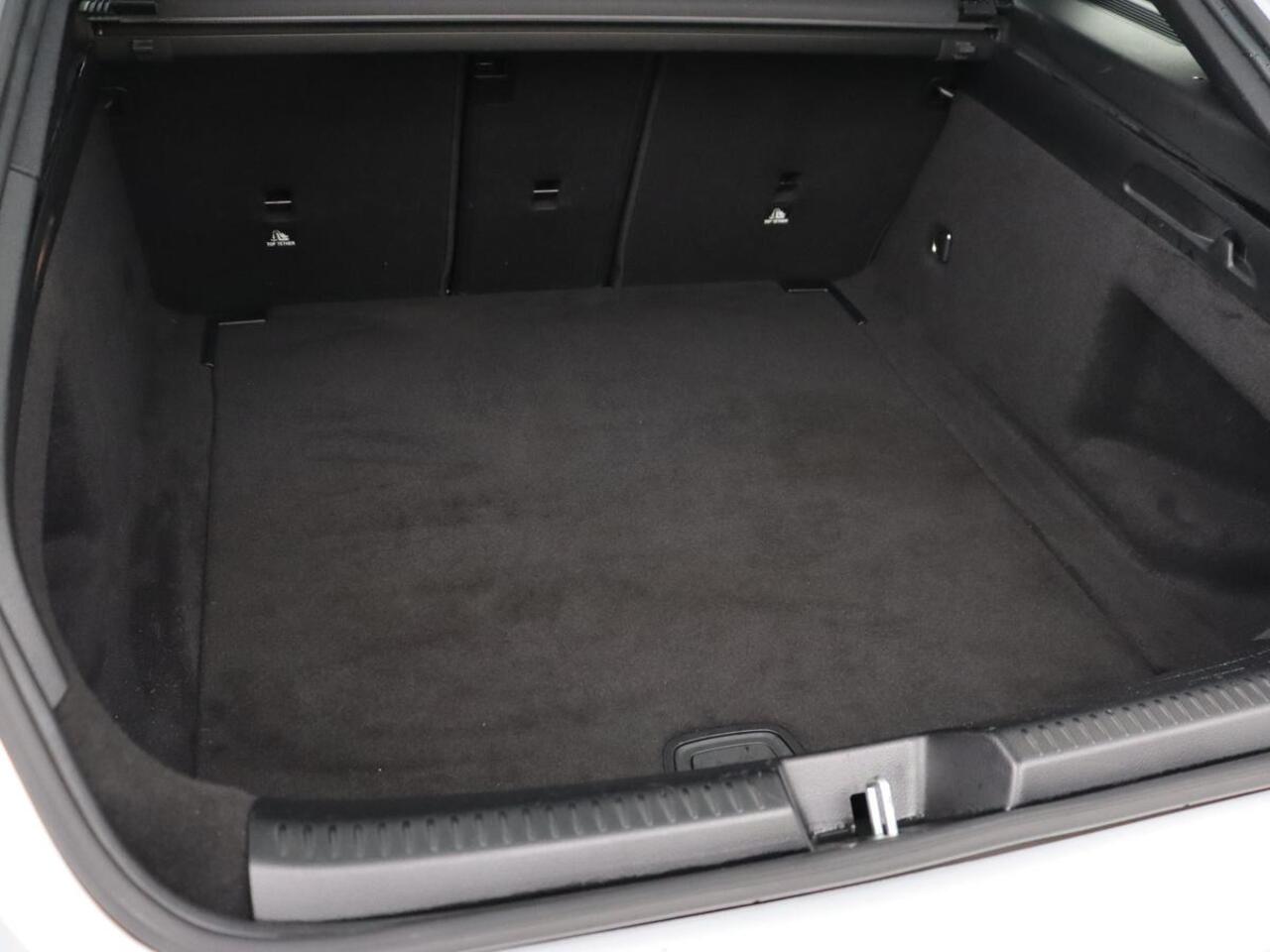 Mercedes-Benz Cla Shooting Brake 180 Business Solution | Stoelverwarming | Carplay | Camera | Half leder | Widescreen | Dodehoek detectie | Navigatie | Park Assist