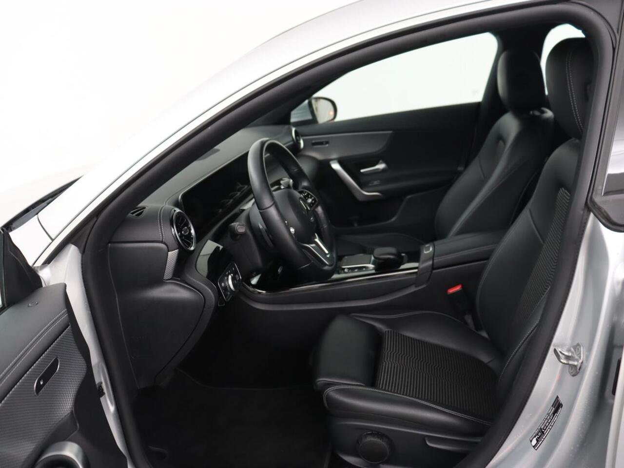 Mercedes-Benz Cla Shooting Brake 180 Business Solution | Stoelverwarming | Carplay | Camera | Half leder | Widescreen | Dodehoek detectie | Navigatie | Park Assist