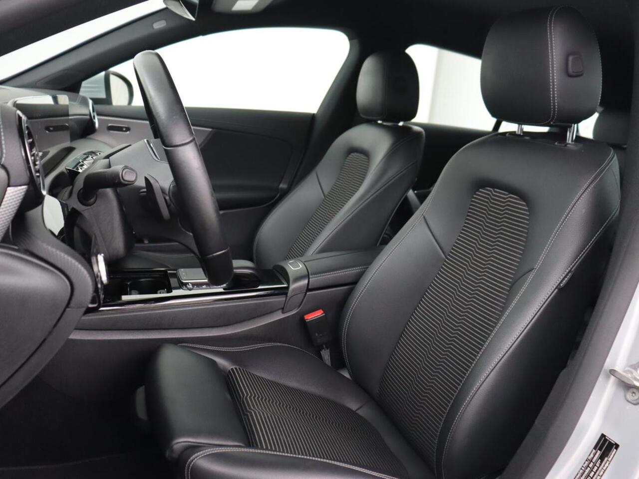 Mercedes-Benz Cla Shooting Brake 180 Business Solution | Stoelverwarming | Carplay | Camera | Half leder | Widescreen | Dodehoek detectie | Navigatie | Park Assist