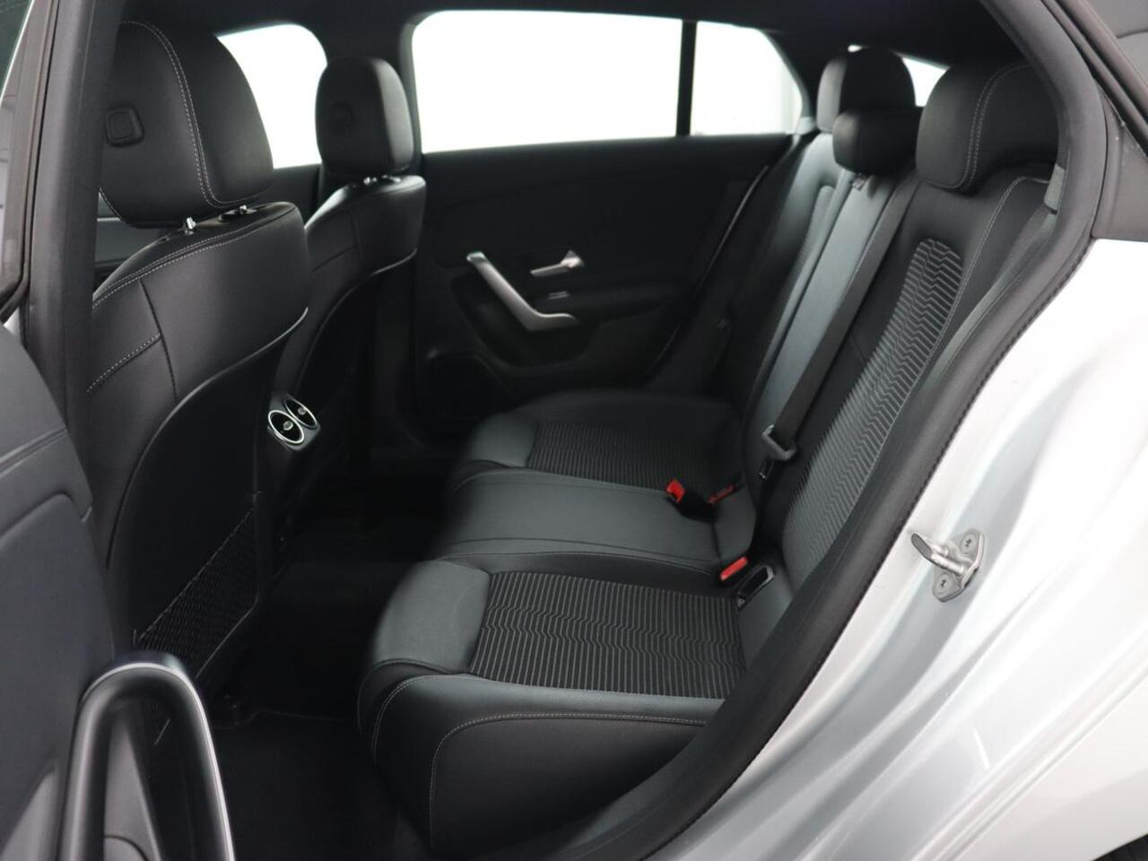 Mercedes-Benz Cla Shooting Brake 180 Business Solution | Stoelverwarming | Carplay | Camera | Half leder | Widescreen | Dodehoek detectie | Navigatie | Park Assist