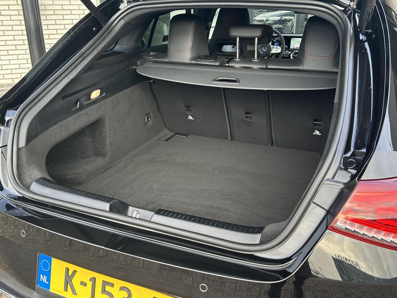 Mercedes-Benz Cla Shooting Brake 180 Business Solution AMG | Carplay | Led verlichting | Stoelverwarming | Sfeerverlichting