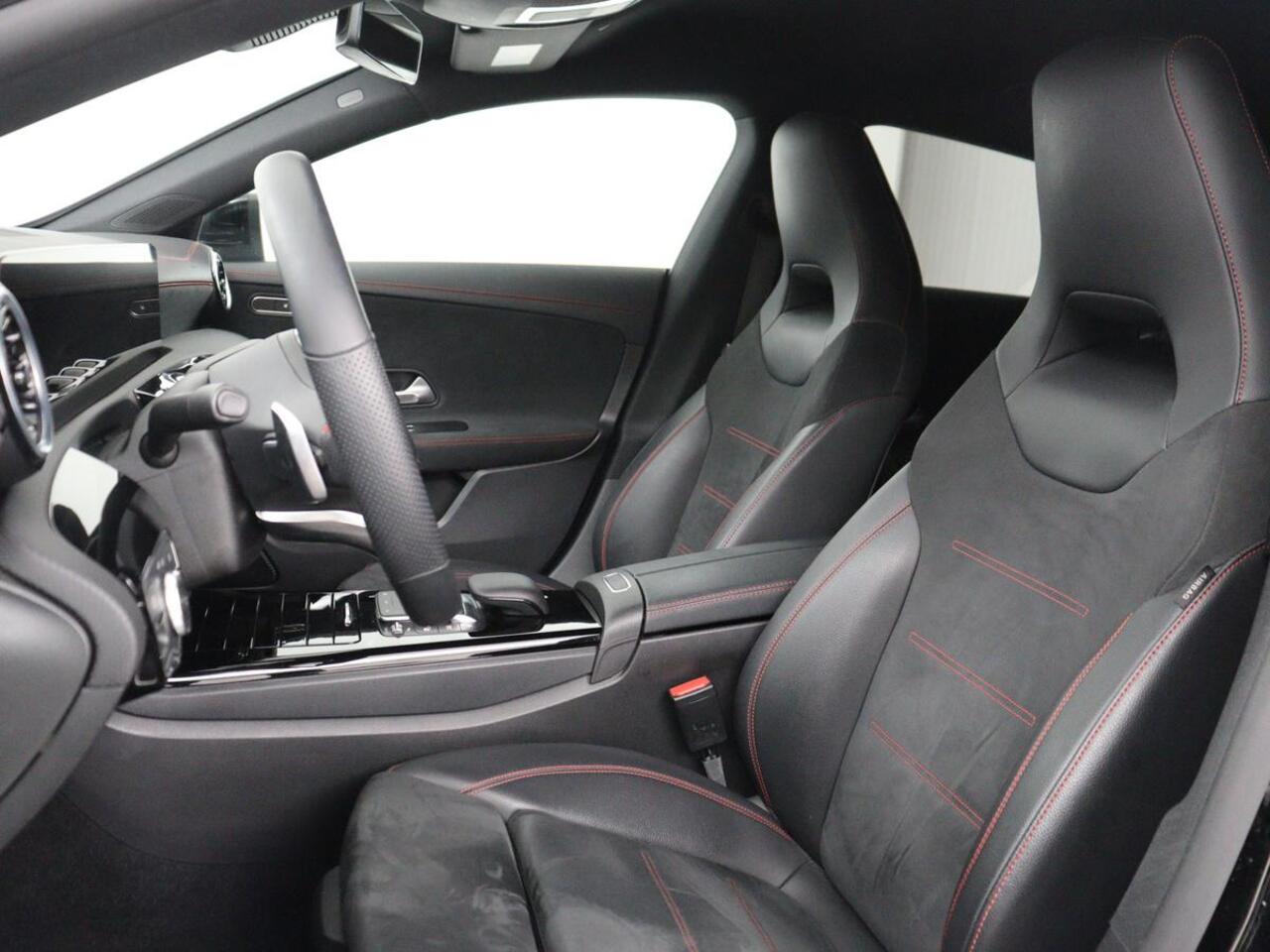 Mercedes-Benz Cla Shooting Brake 250e AMG | Adaptive cruise | Stoelverwarming | Carplay | Widescreen | Leder/Alcantara | Navigatie | Camera | Park Assist | PHEV | Plug In