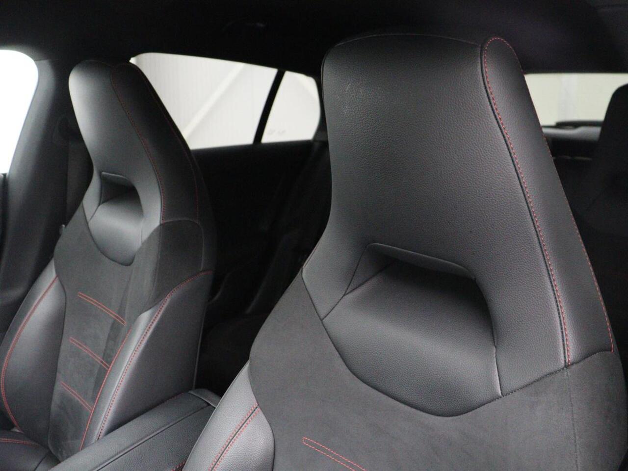 Mercedes-Benz Cla Shooting Brake 250e AMG | Adaptive cruise | Stoelverwarming | Carplay | Widescreen | Leder/Alcantara | Navigatie | Camera | Park Assist | PHEV | Plug In