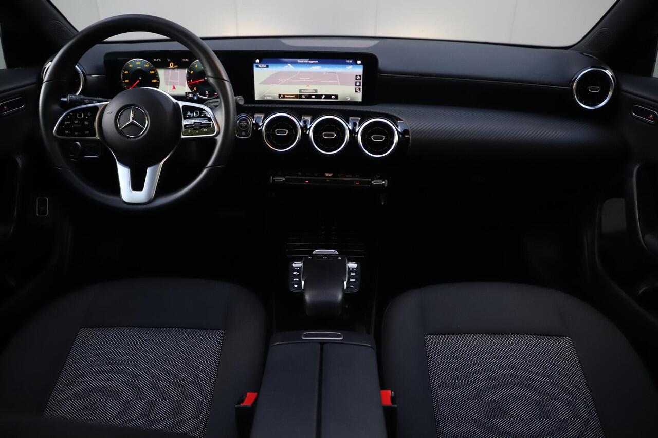 Mercedes-Benz Cla Shooting Brake 180 Business Solution Automaat Panoramadak Widescreen Full LED Stoelverwarming Navigatie Achteruitrijcamera Clima Cruise Control