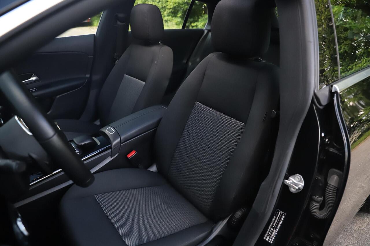 Mercedes-Benz Cla Shooting Brake 180 Business Solution Automaat Panoramadak Widescreen Full LED Stoelverwarming Navigatie Achteruitrijcamera Clima Cruise Control