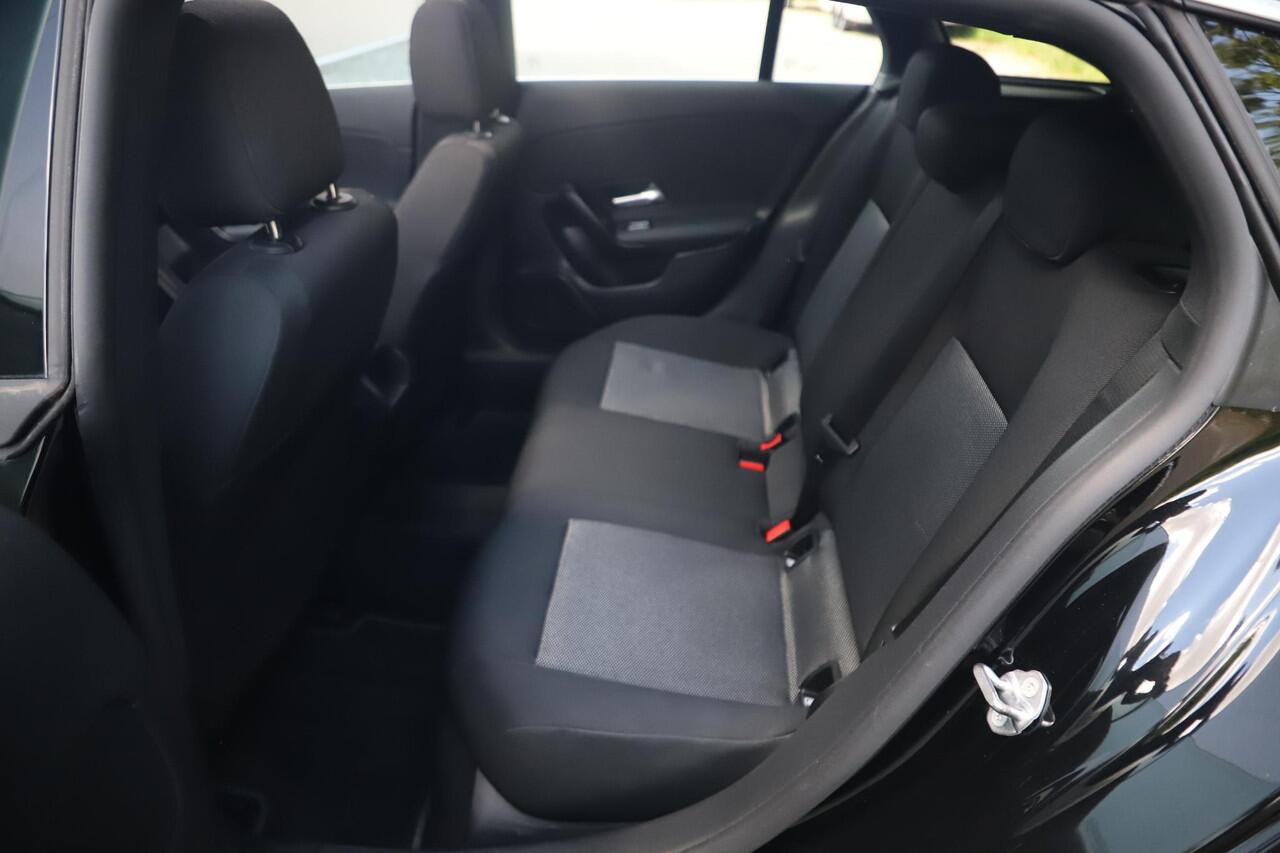 Mercedes-Benz Cla Shooting Brake 180 Business Solution Automaat Panoramadak Widescreen Full LED Stoelverwarming Navigatie Achteruitrijcamera Clima Cruise Control