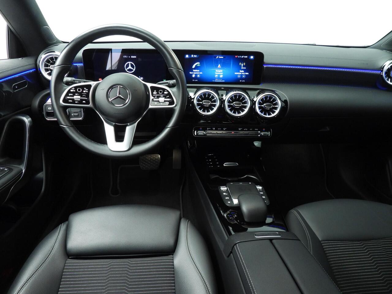 Mercedes-Benz Cla Shooting Brake 180 Luxury Line | 18" | Camera