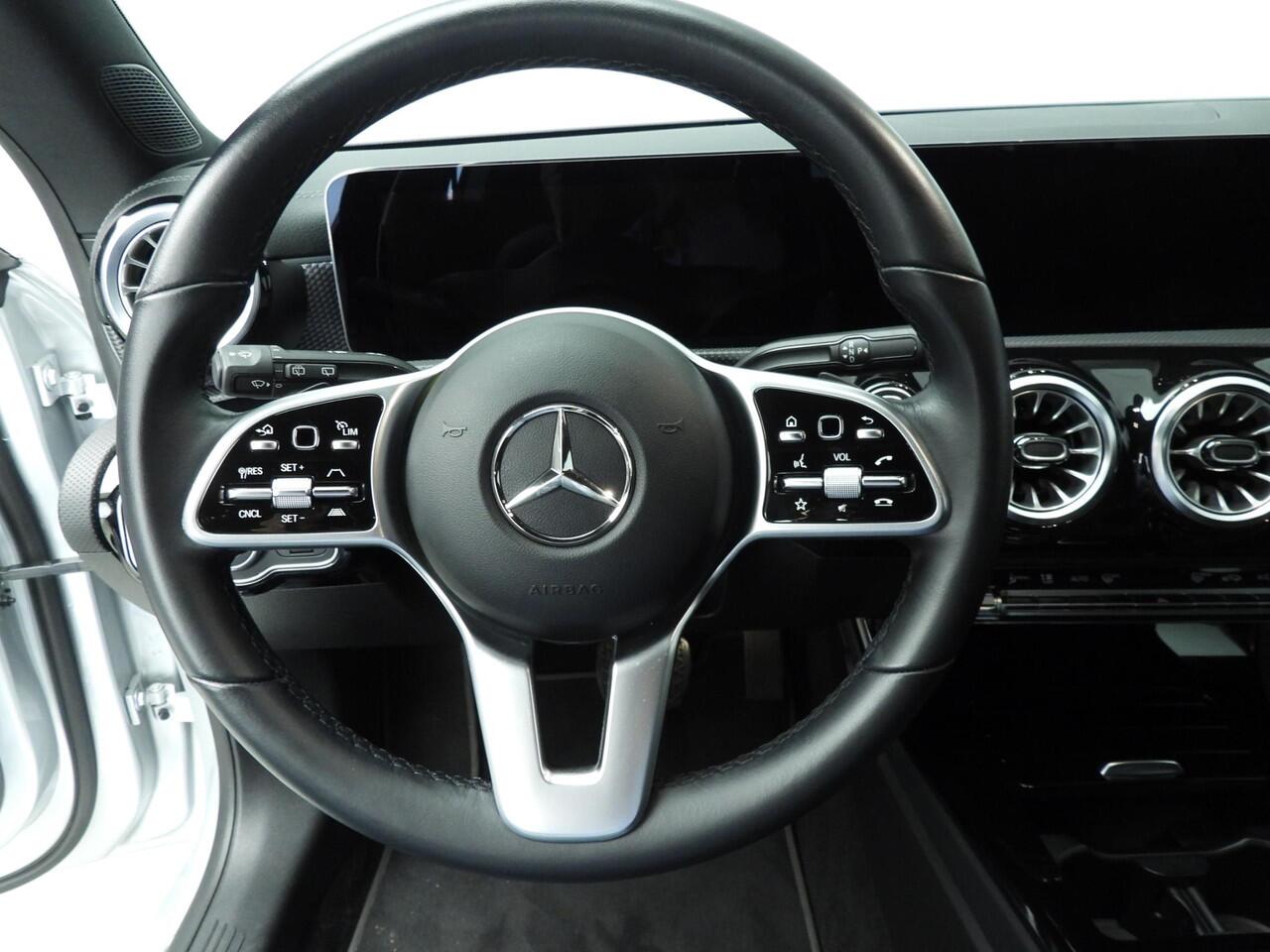 Mercedes-Benz Cla Shooting Brake 180 Luxury Line | 18" | Camera