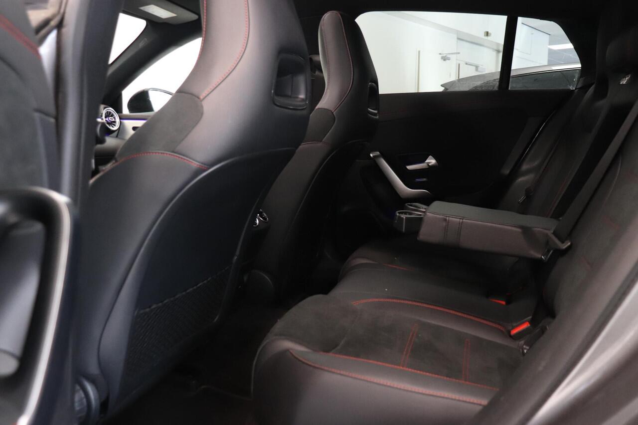 Mercedes-Benz Cla Shooting Brake 180 Business Solution AMG | Panoramadak | 18"Lichtmetaal | Trekhaak | Stoelverwarming |