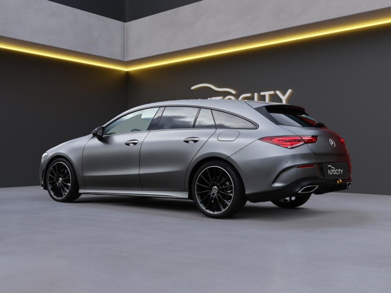 Mercedes-Benz Cla Shooting Brake 200 AMG Line Multibeam l Night pakket l Leder l Trekhaak l Leder