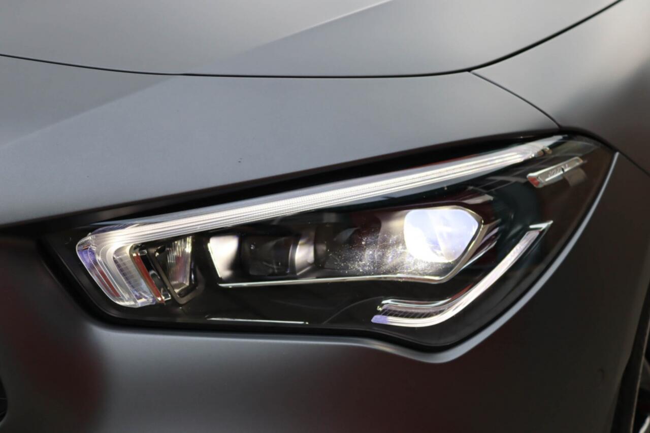 Mercedes-Benz Cla Shooting Brake 200 AMG Line Multibeam l Night pakket l Leder l Trekhaak l Leder