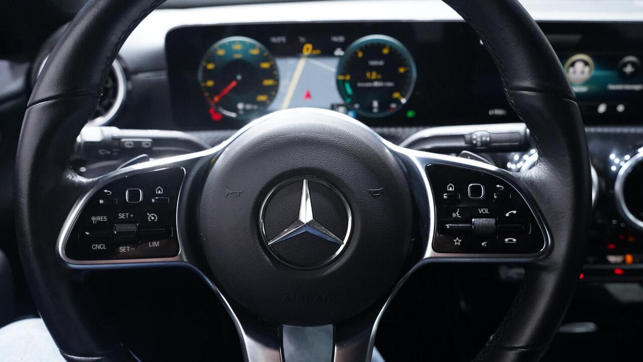 Mercedes-Benz Cla Shooting Brake 180 Business Line NAP 1e eigen. LED-verlichting 17"-lichtmetalen velgen navigatie PDC v+a DAB bleutooth Camera sportstoelen stoelverwarming voor electr-achterklep schakelflippers aan het stuur