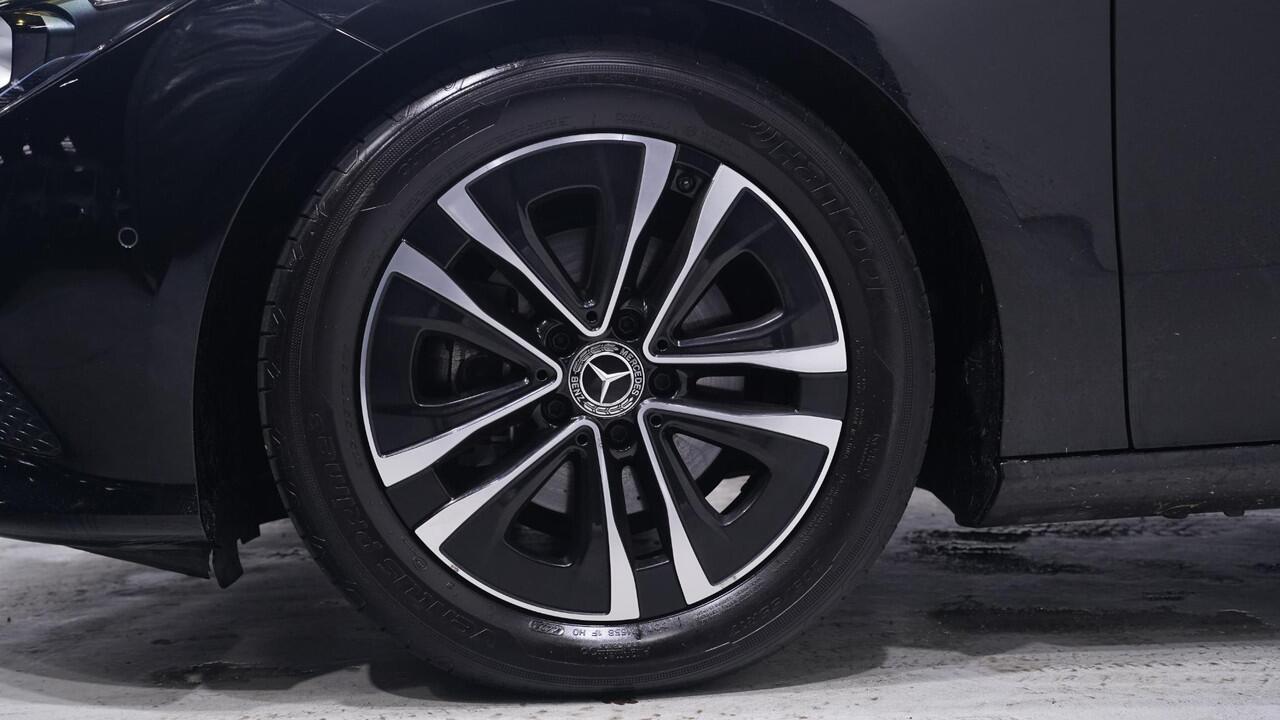 Mercedes-Benz Cla Shooting Brake 180 Business Line NAP 1e eigen. LED-verlichting 17"-lichtmetalen velgen navigatie PDC v+a DAB bleutooth Camera sportstoelen stoelverwarming voor electr-achterklep schakelflippers aan het stuur