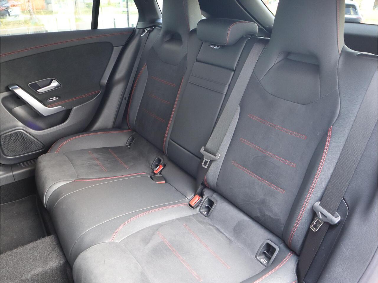 Mercedes-Benz Cla Shooting Brake 180 Star Edition AMG Line | Panoramadak | Navigatie | Multispaak | LED | Camera | Automaat