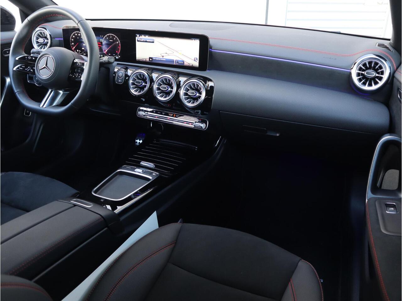 Mercedes-Benz Cla Shooting Brake 180 Star Edition AMG Line | Panoramadak | Navigatie | Multispaak | LED | Camera | Automaat