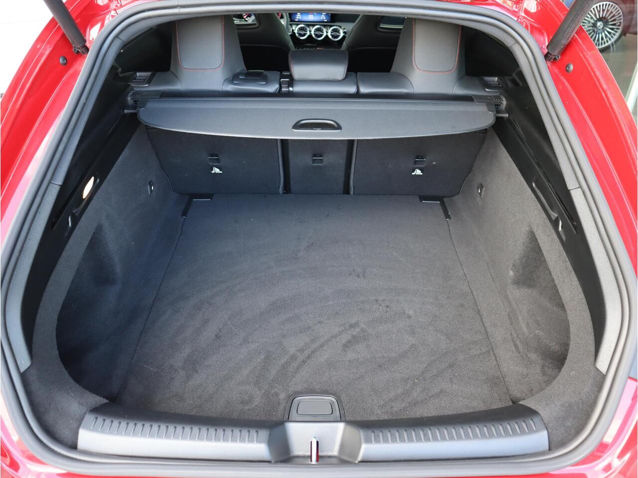 Mercedes-Benz Cla Shooting Brake 180 Star Edition AMG Line | Panoramadak | Navigatie | Multispaak | LED | Camera | Automaat