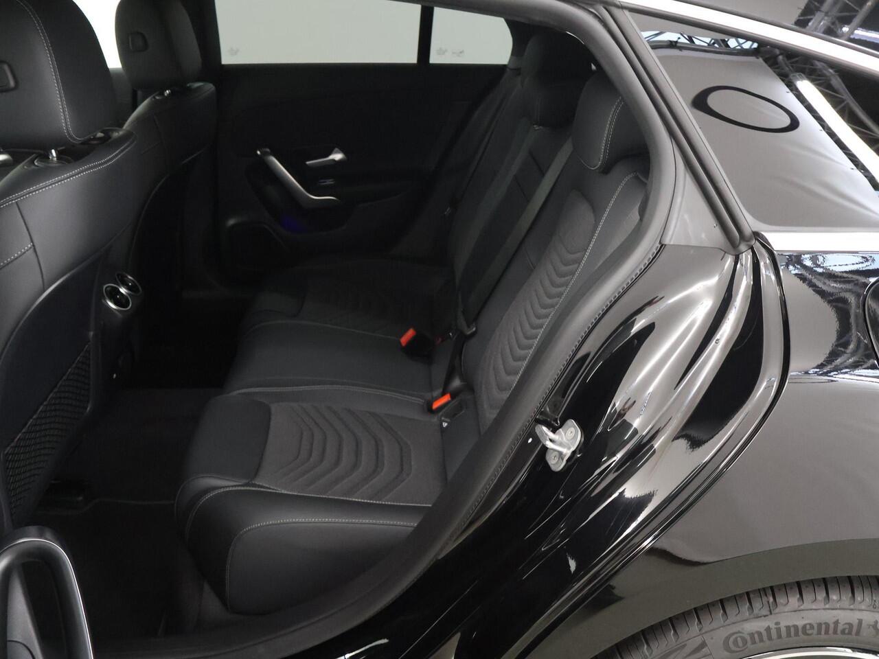 Mercedes-Benz Cla Shooting Brake 180 Star Edition Luxury Line | Panoramadak | Donkergetint glas | Parkeerassistent PARKTRONIC | Sfeerverlichting |