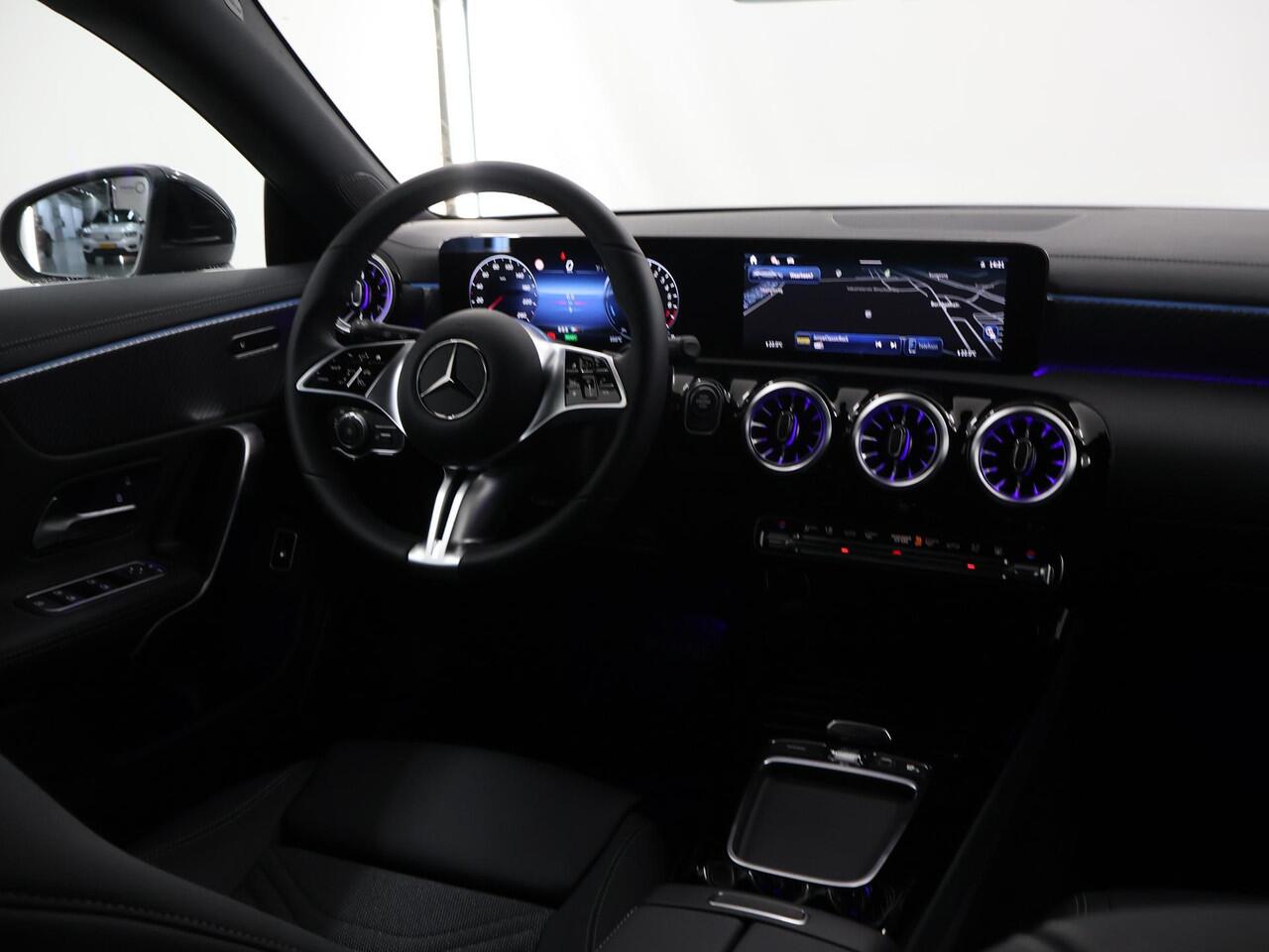 Mercedes-Benz Cla Shooting Brake 180 Star Edition Luxury Line | Panoramadak | Donkergetint glas | Parkeerassistent PARKTRONIC | Sfeerverlichting |