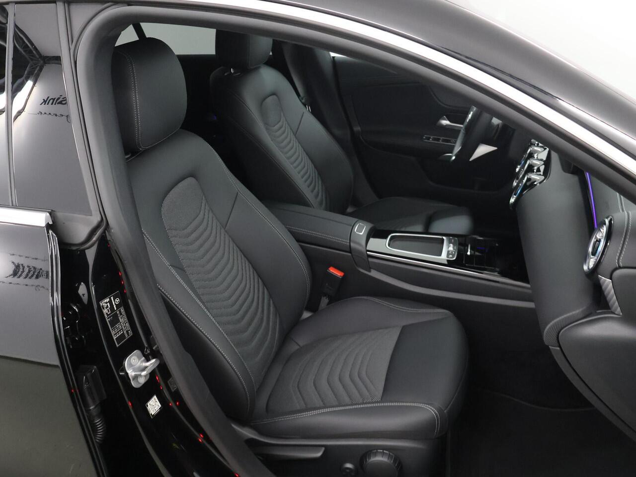 Mercedes-Benz Cla Shooting Brake 180 Star Edition Luxury Line | Panoramadak | Donkergetint glas | Parkeerassistent PARKTRONIC | Sfeerverlichting |