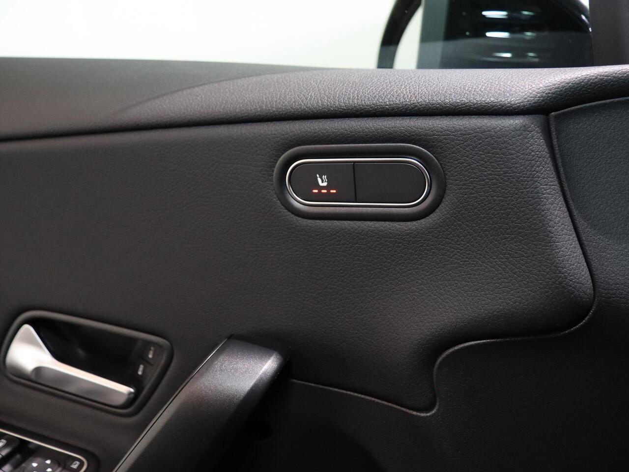 Mercedes-Benz Cla Shooting Brake 180 Star Edition LIMITED | Stoelverwarming | Achteruitrijcamera | LED koplampen | MBUX |