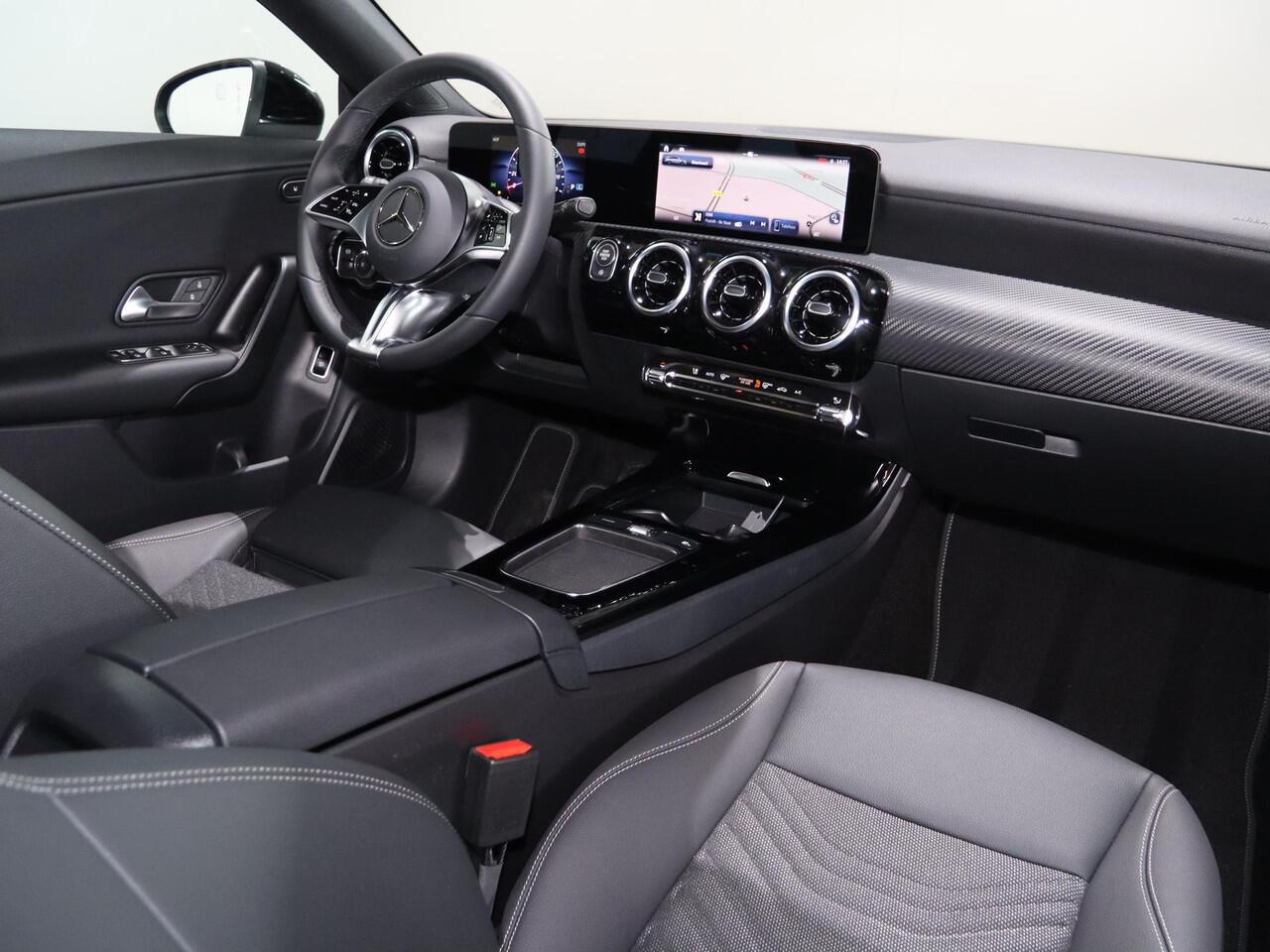 Mercedes-Benz Cla Shooting Brake 180 Star Edition LIMITED | Stoelverwarming | Achteruitrijcamera | LED koplampen | MBUX |