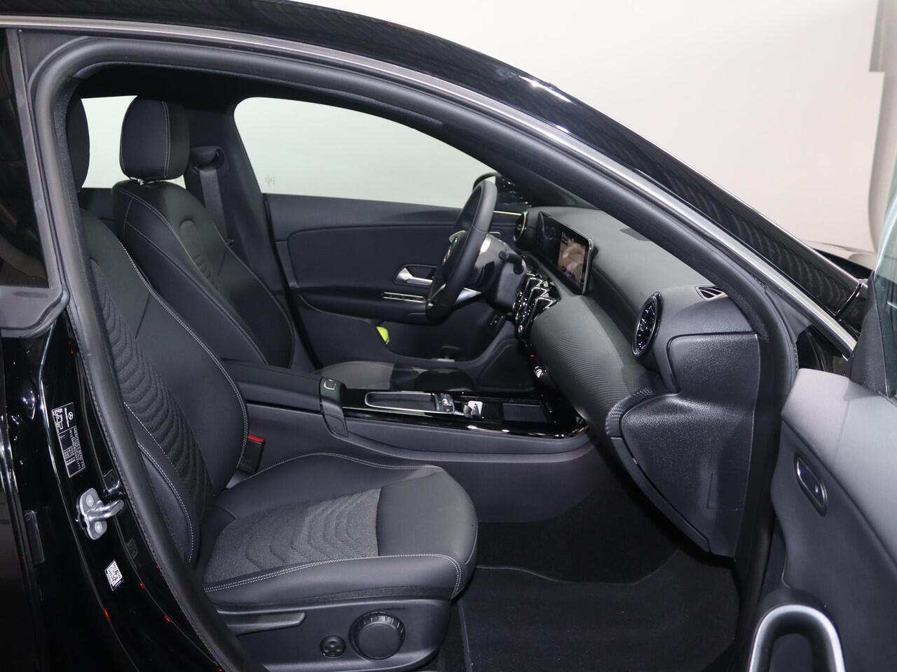 Mercedes-Benz Cla Shooting Brake 180 Star Edition | Dodehoekassistent | Achteruitrijcamera | Multibeam LED koplampen