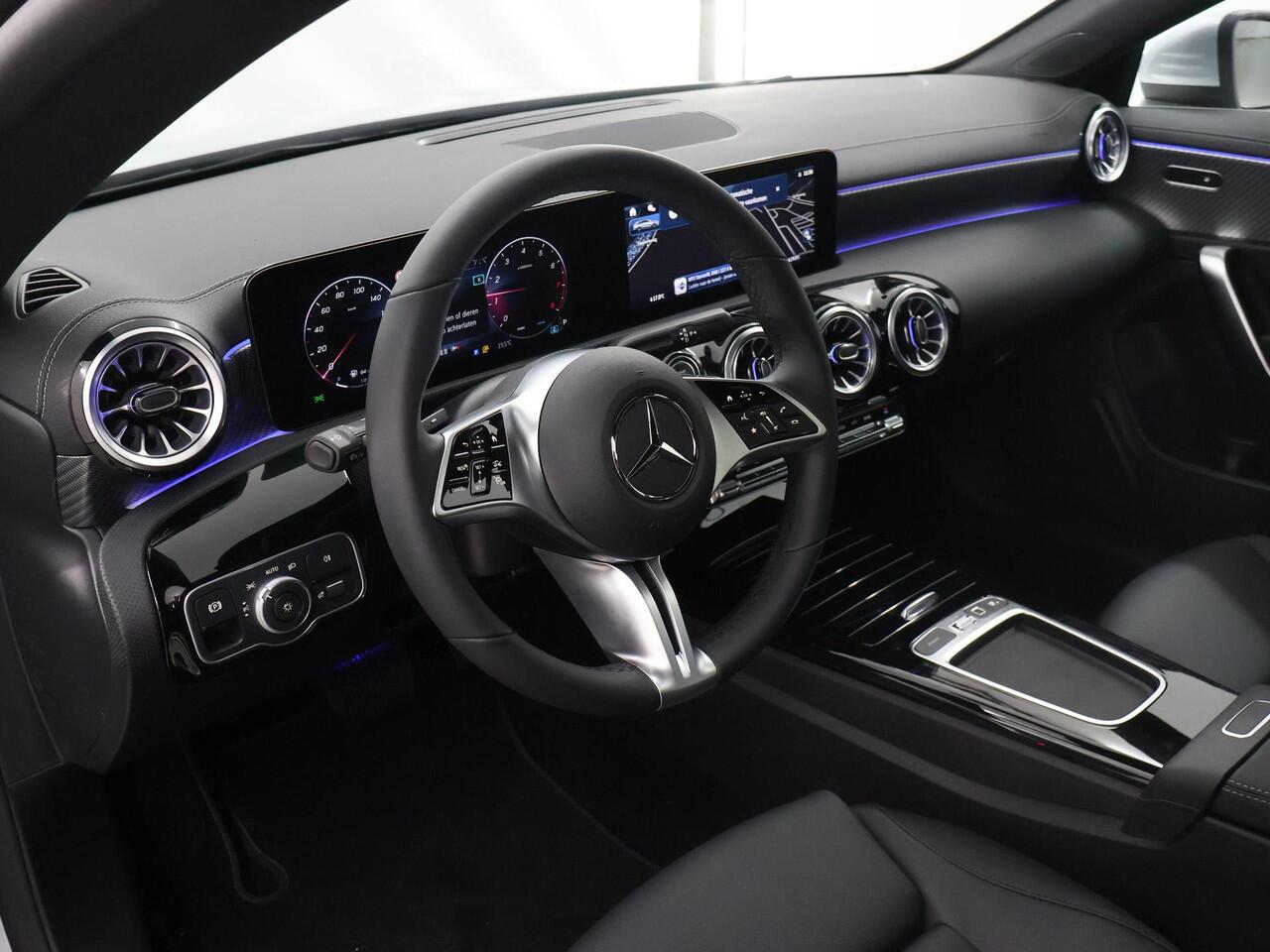 Mercedes-Benz Cla Shooting Brake 180 Star Edition Luxury line | Camera | Panoramadak | Stoelverwarming |