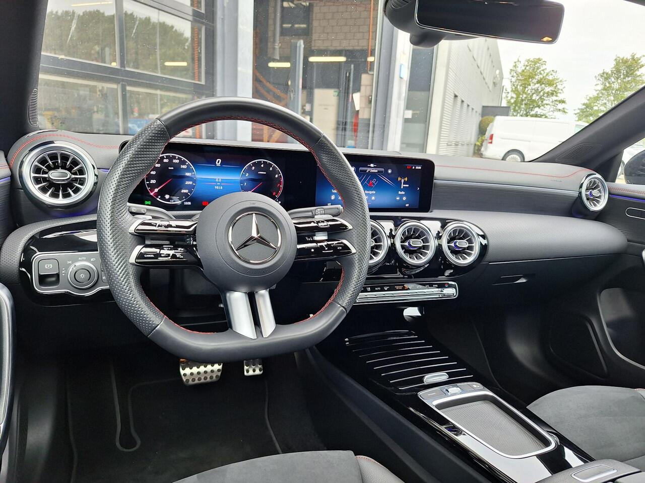 Mercedes-Benz Cla Shooting Brake 180 Star Edition AMG | Panoramadak | Nightpakket | Dodehoekassistent | Apple CarPlay | Android Auto | Sfeerverlichting | Stoelverwarming | Achteruitrijcamera | Elektrisch inklapbare buitenspiegels