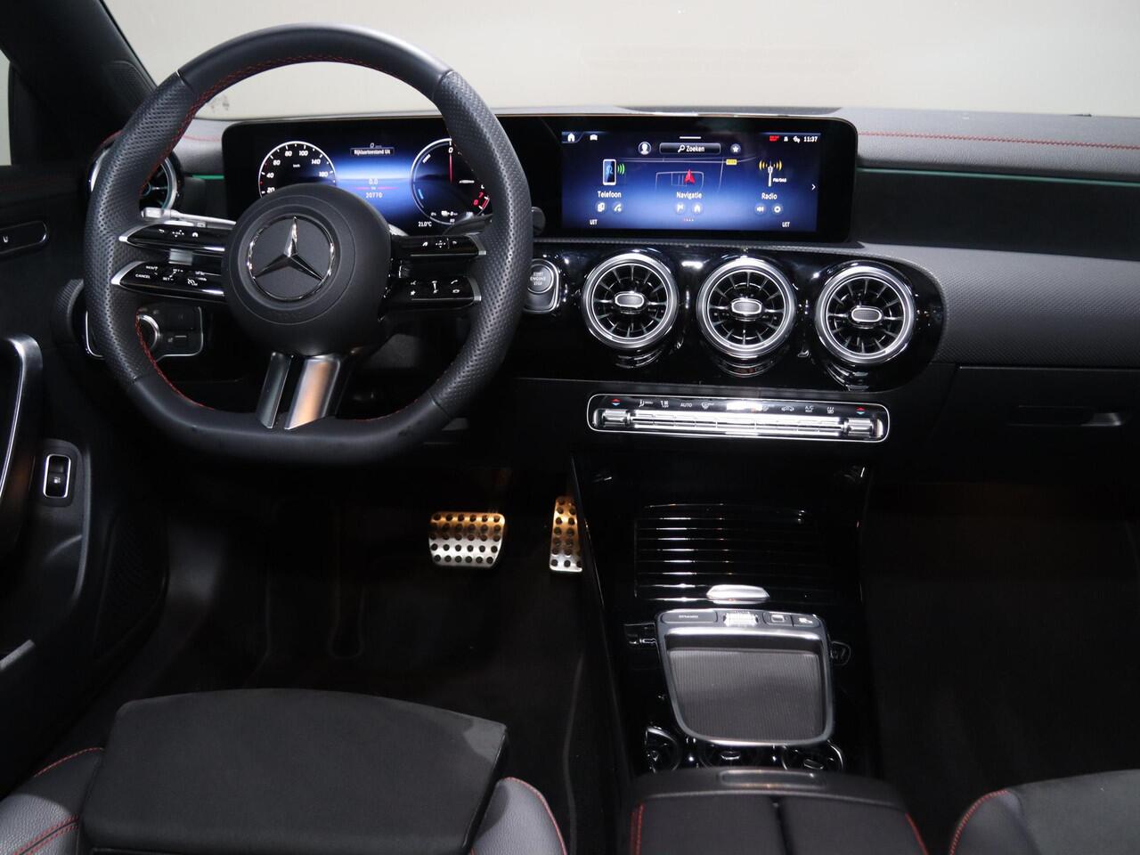 Mercedes-Benz Cla Shooting Brake 250e Business Solution AMG | Panoramaschuifdak | Nightpakket | Achteruitrijcamera