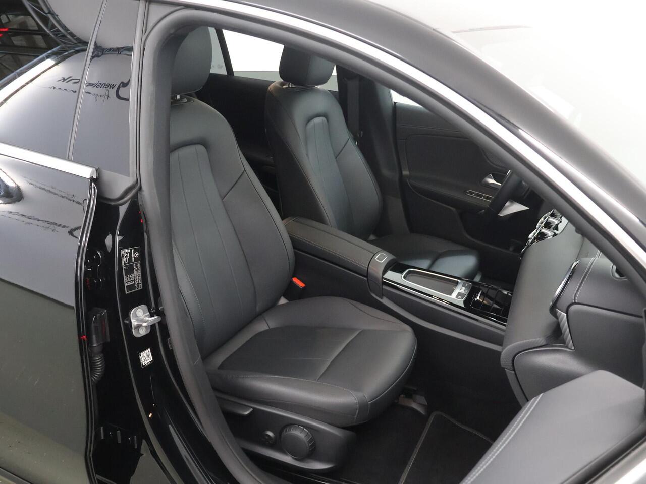 Mercedes-Benz Cla Shooting Brake 180 Star Edition Luxury Line | Panoramadak | Getint glas | Sfeerverlichting | Widescreen | Stoelverwarming |
