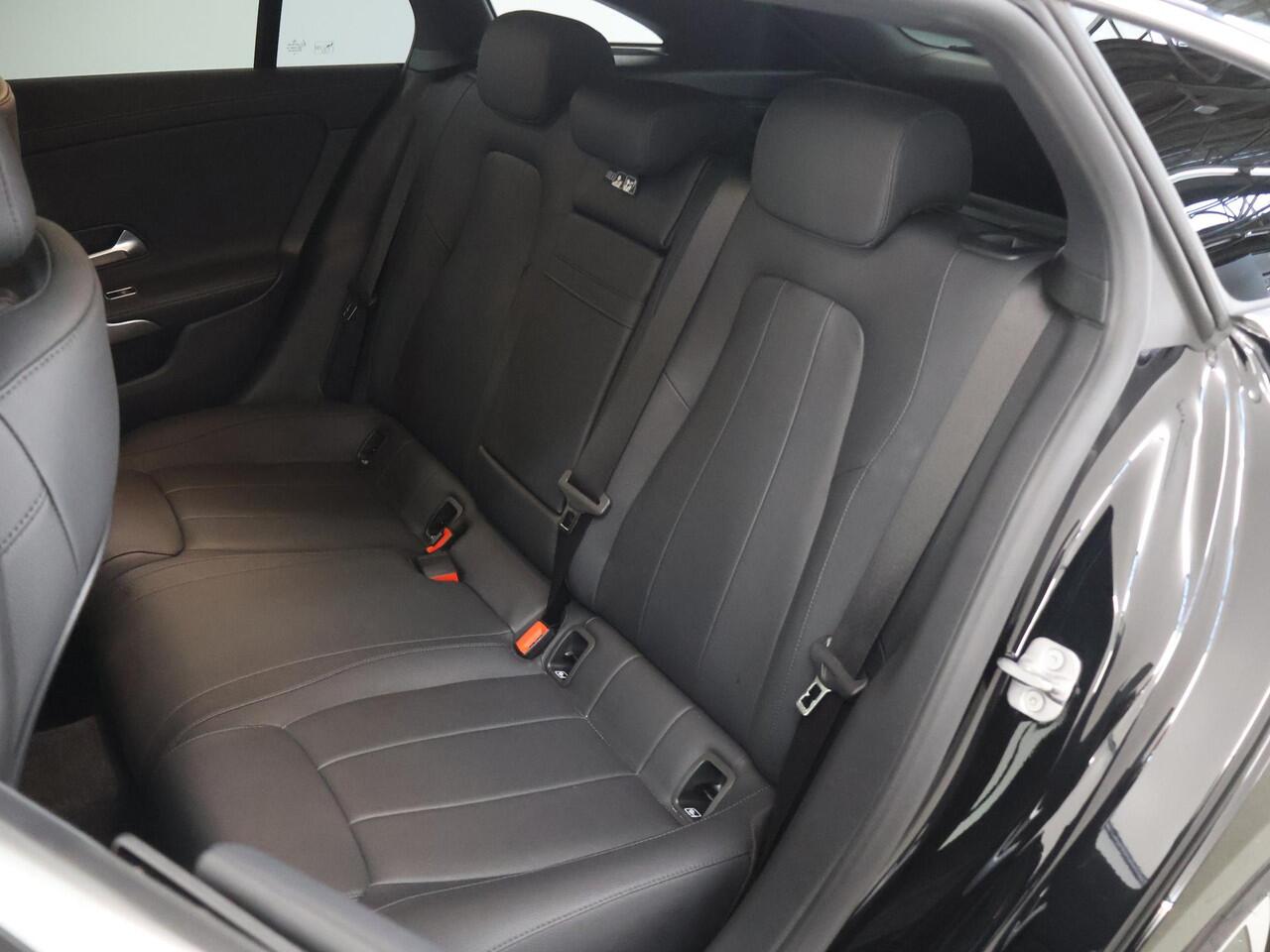 Mercedes-Benz Cla Shooting Brake 180 Star Edition Luxury Line | Panoramadak | Getint glas | Sfeerverlichting | Widescreen | Stoelverwarming |