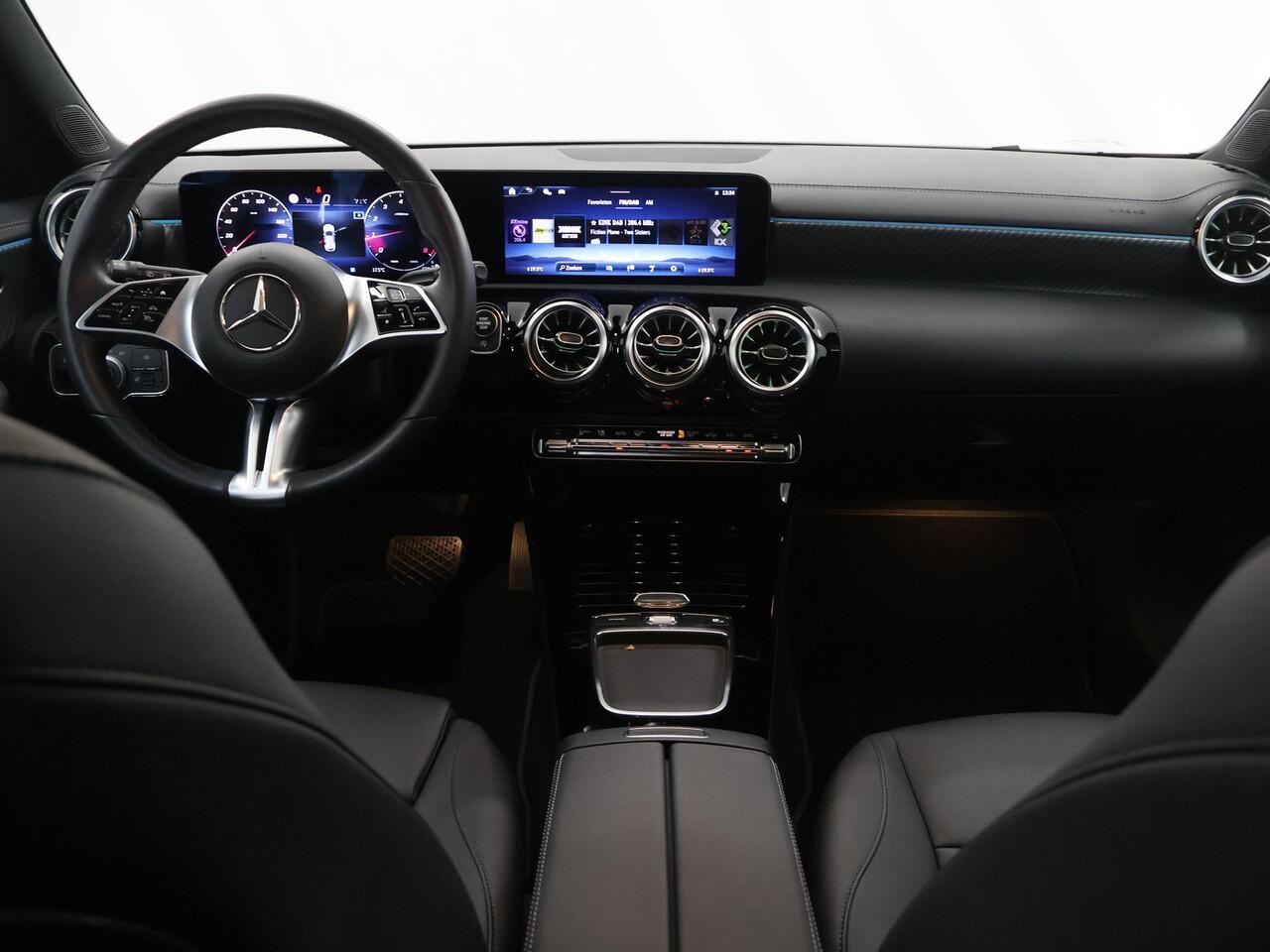 Mercedes-Benz Cla Shooting Brake 180 Star Edition Luxury Line | Panoramadak | Getint glas | Sfeerverlichting | Widescreen | Stoelverwarming |
